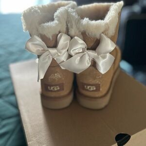 UGG Chestnut Boots with Cream Bows